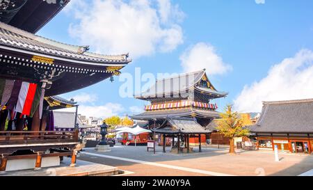 Kyoto, Japon - Mars 30 2023 : Temple Higashi Honganji situé au centre de Kyoto, l'une des deux sous-sectes dominantes du bouddhisme Shin au Japon et abr Banque D'Images