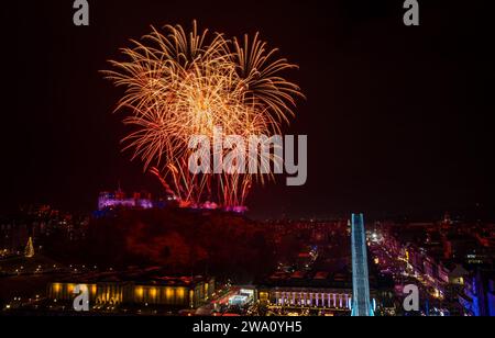 Edimbourg, Écosse, Royaume-Uni, 1 janvier 2024, Edinburgh Hogmanay feux d'artifice : les célébrations du nouvel an se terminent 2023 avec un feu d'artifice de 6,5 minutes du château d'Edimbourg par Titanium Fireworks avec 50 000 fêtards qui animent la fête de rue ci-dessous. Crédit Sally Anderson/Alamy Live News Banque D'Images