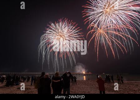 Prerow, Allemagne. 01 janvier 2024. Les fusées de la Saint-Sylvestre explosent au-dessus de la nouvelle jetée de Prerow. Des centaines de spectateurs ont regardé le traditionnel feu d'artifice sur la plage de la mer Baltique à la veille du nouvel an Credit : Stephan Schulz/dpa/Alamy Live News Banque D'Images