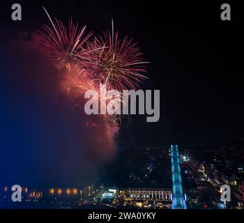 Edimbourg, Écosse, Royaume-Uni, 1 janvier 2024, Edinburgh Hogmanay feux d'artifice : les célébrations du nouvel an se terminent 2023 avec un feu d'artifice de 6,5 minutes du château d'Edimbourg par Titanium Fireworks avec 50 000 fêtards qui animent la fête de rue ci-dessous. Crédit Sally Anderson/Alamy Live News Banque D'Images