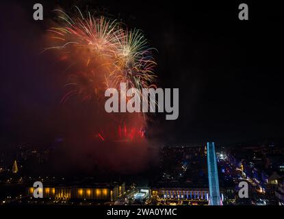 Edimbourg, Écosse, Royaume-Uni, 1 janvier 2024, Edinburgh Hogmanay feux d'artifice : les célébrations du nouvel an se terminent 2023 avec un feu d'artifice de 6,5 minutes du château d'Edimbourg par Titanium Fireworks avec 50 000 fêtards qui animent la fête de rue ci-dessous. Crédit Sally Anderson/Alamy Live News Banque D'Images