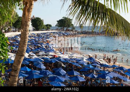 Salvador, Bahia, Brésil - 21 octobre 2023 : vue de la plage de Porto da Barra pleine de gens se baignant au soleil et à la mer dans la ville de Salvador, Bahia. Banque D'Images