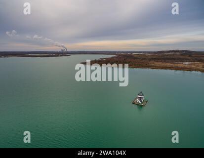 VINETA Eglise flottante sur le lac Störmthal, avec la centrale électrique de lignite de Lippendorf au loin. Großpösna, près de Leipzig, Allemagne orientale. L'église l'est Banque D'Images