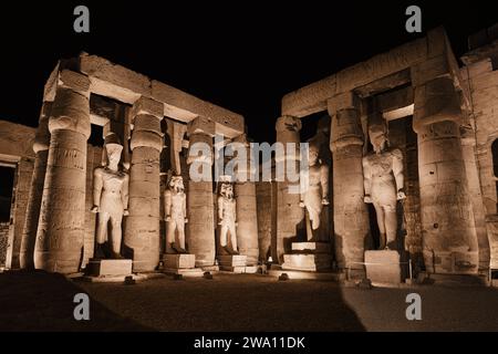 Louxor, Égypte - décembre 26 2023 : colonnade du temple de Louxor illuminée la nuit Banque D'Images