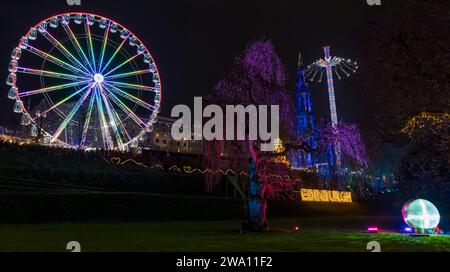 Édimbourg, Écosse, Royaume-Uni, 31 décembre 2023. Célébrations du nouvel an de Hogmanay : les manèges du parc des expositions des jardins de Princes Street, à côté du monument Sir Walter Scott, sont une attraction majeure à l'approche de minuit. Crédit : Sally Anderson/Alamy Live News Banque D'Images