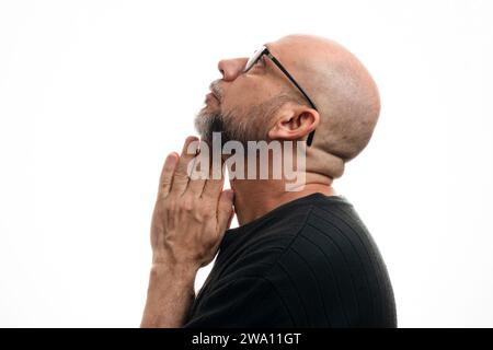 Homme blanc, chauve, avec des lunettes de prescription, réfléchi et concentré. Isolé sur fond blanc. Banque D'Images