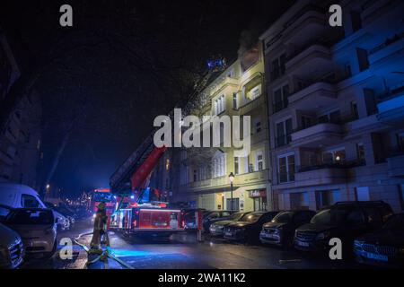 Berlin, Allemagne. 01 janvier 2024. Aux premières heures du 1 janvier 2024, les services d'urgence de Berlin ont été appelés à Dahlmannstrasse dans le quartier de Charlottenburg, où un incendie de balcon avait éclaté. L'incident, coïncidant avec les célébrations du nouvel an, a nécessité une action rapide de la part des pompiers de Berlin pour empêcher une nouvelle escalade. L'incendie, qui aurait été déclenché par les feux d'artifice de la Saint-Sylvestre, souligne les risques potentiels associés aux activités festives dans les zones urbaines densément peuplées. (Photo de Michael Kuenne/PRESSCOV/Sipa USA) crédit : SIPA USA/Alamy Live News Banque D'Images