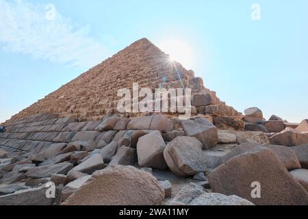 Gizeh, Egypte - décembre 24 2023 : la Pyramide de Menkaouré, la plus petite des trois pyramides du plateau de Gizeh, au Caire Banque D'Images