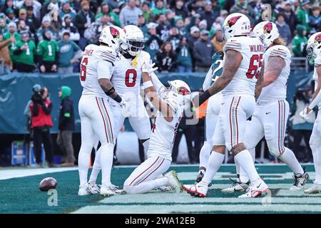 Philadelphie, Pennsylvanie, États-Unis. 31 décembre 2023. Le Wide Receiver des Arizona Cardinals MICHAEL WILSON (14) célèbre dans la zone finale lors d'un match de la semaine 17 entre les Eagles de Philadelphie et les Arizona Cardinals au Lincoln Financial Field. (Image de crédit : © Saquan Stimpson/ZUMA Press Wire) USAGE ÉDITORIAL SEULEMENT! Non destiné à UN USAGE commercial ! Crédit : ZUMA Press, Inc./Alamy Live News Banque D'Images