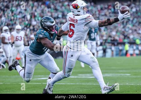 Philadelphie, Pennsylvanie, États-Unis. 31 décembre 2023. JAMES CONNER (6 ans), le coureur arrière des Arizona Cardinals, attrape la passe du touchdown d'une main lors d'un match de la semaine 17 entre les Eagles de Philadelphie et les Arizona Cardinals au Lincoln Financial Field. (Image de crédit : © Saquan Stimpson/ZUMA Press Wire) USAGE ÉDITORIAL SEULEMENT! Non destiné à UN USAGE commercial ! Crédit : ZUMA Press, Inc./Alamy Live News Banque D'Images