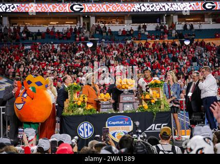 30 décembre 2023:.présentations de trophées après le Capital One Orange Bowl entre les Bulldogs de l'Université de Géorgie et les Seminoles de l'Université d'État de Floride au Hard Rock Stadium à Miami Gardens, FL. Ron Lane/CSM Banque D'Images