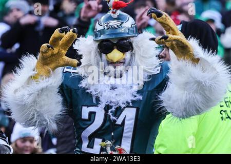 Philadelphie, Pennsylvanie, États-Unis. 31 décembre 2023. Fan des Eagles de Philadelphie en action lors d'un match de la semaine 17 entre les Eagles de Philadelphie et les Cardinals de l'Arizona dimanche 31 décembre 2023 ; au Lincoln Financial Field. (Image de crédit : © Saquan Stimpson/ZUMA Press Wire) USAGE ÉDITORIAL SEULEMENT! Non destiné à UN USAGE commercial ! Crédit : ZUMA Press, Inc./Alamy Live News Banque D'Images