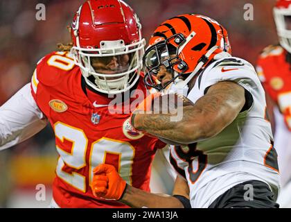 Kansas City, États-Unis. 31 décembre 2023. Justin Reid (20), chef de Kansas City, se prépare à faire un hit contre Joe Mixon (28), coureur des Bengals de Cincinnati, au quatrième quart-temps au stade Arrowhead de Kansas City, Missouri, le dimanche 31 décembre 2023. Photo de Jon Robichaud/UPI crédit : UPI/Alamy Live News Banque D'Images