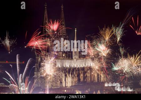 Jahreswechsel in Köln : an Silvester besteht zwar rund UM den Kölner Dom in der Innenstadt eine böllerfreie zone, aber Raketen dürfen abgefeuert werden. Viele Schaulustige haben sich auf dem Rheinboulevard eingefunden, UM von Köln Deutz aus einen Blick auf den Kölner Dom und das Feuerwerk zu erhaschen. Kölner und Touristen fackeln Feuerwerk, Böller und Raketen ab und feiern den Ausklang des Jahres. Themenbild, Symbolbild Köln, 31.12.2023 NRW Deutschland *** réveillon du nouvel an à Cologne bien qu'il y ait une zone sans pétards autour de la cathédrale de Cologne dans le centre-ville le nouvel an, Rockets ma Banque D'Images