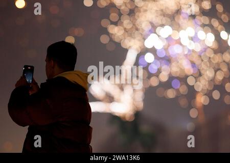 Jahreswechsel in Köln : an Silvester besteht zwar rund UM den Kölner Dom in der Innenstadt eine böllerfreie zone, aber Raketen dürfen abgefeuert werden. Viele Schaulustige haben sich auf dem Rheinboulevard eingefunden, UM von Köln Deutz aus einen Blick auf den Kölner Dom und das Feuerwerk zu erhaschen. Kölner und Touristen fackeln Feuerwerk, Böller und Raketen ab und feiern den Ausklang des Jahres. Themenbild, Symbolbild Köln, 31.12.2023 NRW Deutschland *** réveillon du nouvel an à Cologne bien qu'il y ait une zone sans pétards autour de la cathédrale de Cologne dans le centre-ville le nouvel an, Rockets ma Banque D'Images