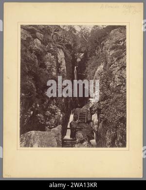 Donjon Ghyll, Great Langdale Valley, Cumbria, Engeland, c. 1885 - c. 1910 photographie le donjon Ghyll est un ravin. Cela peut être vu sur la photo, avec cascade (connu sous le nom de Dungeon Ghyll Force), et sur les pierres le long de l'eau est proéminent dans l'image une échelle. Papier anglais. Imprimé albumen carton Angleterre Banque D'Images