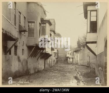 Visage de rue à Damas, c. 1867 - c. 1877 photographie partie d'un groupe de photos recueillies par le photographe Richard Polak en voyage. Cette photo a été exposée avec d'autres photos recueillies lors de ses voyages au Rotterdamsche Kunstkring (1895), Arti et Amicitiae à Amsterdam (1897-1898?) Et Societeit 't Collegie à Kampen (la date pour l'heure est inconnue). Papier Damas. impression d'albumen carton rue. Logement urbain Damas Banque D'Images