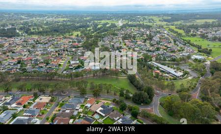 Photographie aérienne par drone de maisons résidentielles et d'espaces de loisirs dans la banlieue de Glenmore Park dans la région du Grand Sydney en Australie Banque D'Images