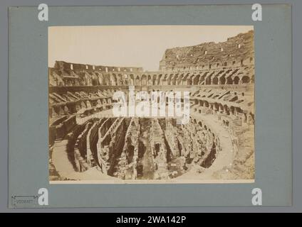 Vue de l'intérieur du Colisée à Rome, Anonyme, 1851 - c. 1900 photographie Colisée carton. papier albumen print ruine d'un bâtiment  architecture. Amphithéâtre Colisée Banque D'Images