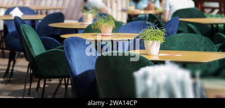 Une image de fond d'un intérieur vide avec des tables rondes et des chaises confortables dans un centre commercial, un espace de copie, un café abstrait et un restaurant f Banque D'Images