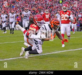 Kansas City, États-Unis. 31 décembre 2023. Joe Mixon (28) marque un touchdown contre Nick Bolton (32), le linebacker des Chiefs de Kansas City, lors du premier quart-temps au Arrowhead Stadium de Kansas City, Missouri, le dimanche 31 décembre 2023. Les Chiefs battent les Bengals 25-17. Photo de Jon Robichaud/UPI crédit : UPI/Alamy Live News Banque D'Images