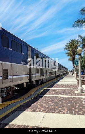 Fullerton, Californie, États-Unis - 27 avril 2021 : le train Amtrak Pacific Surfliner à la gare de Fullerton Banque D'Images