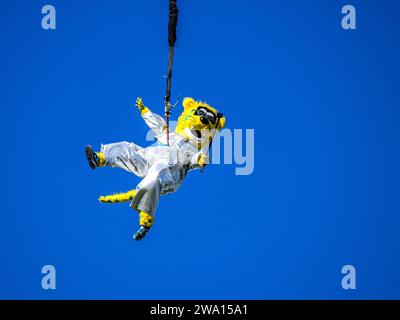 Jacksonville, Floride, États-Unis. 31 décembre 2023. La mascotte des Jaguars de Jacksonville, Jaxson de ville, joue avant un match contre les Panthers de la Caroline à Jacksonville, en Floride. Romeo T Guzman/Cal Sport Media/Alamy Live News Banque D'Images