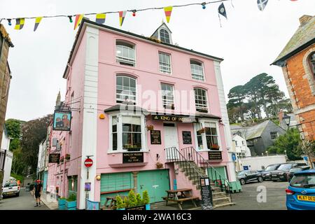 Automne 2023, Fowey en Cornouailles en Angleterre, King of Prussia façade rose hôtel et pub sur le quai, Angleterre, Royaume-Uni Banque D'Images