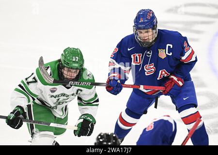 L'équipe nationale américaine U-18 Brodie Ziemer (2) obtient un bâton devant le Dakota du Nord Fighting Hawks Riese Gaber (17) lors d'un affrontement dans un match exhibition de hockey universitaire masculin de la NCAA entre l'équipe nationale américaine U-18 et l'Université du Dakota du Nord Fighting Hawks à Ralph Engelstad Arena à Grand Forks le samedi 30 décembre 2023. USA U18 a gagné 4-3 en prolongation. Photo de Russell Hons/CSM (image de crédit : © Russell Hons/Cal Sport Media) Banque D'Images