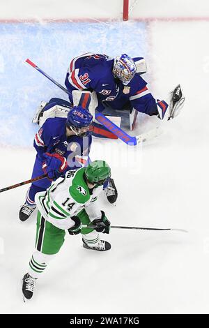 Nick Kempf (31 ans), équipe nationale U-18 des États-Unis, a porté un coup de feu lors d'un match hors compétition de hockey collégial masculin de la NCAA entre l'équipe nationale U-18 des États-Unis et les Fighting Hawks de l'Université du Dakota du Nord au Ralph Engelstad Arena à Grand Forks le samedi 30 décembre 2023. USA U18 a gagné 4-3 en prolongation. Photo de Russell Hons/CSM Banque D'Images