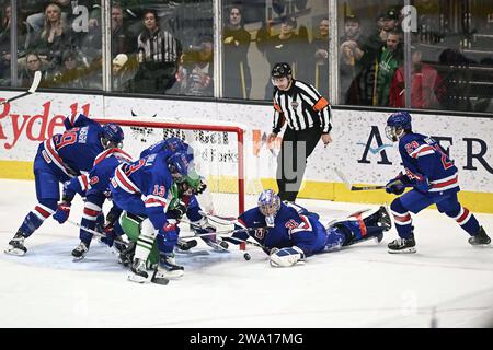 Nick Kempf (31 ans), équipe nationale américaine U-18, plonge pour couvrir une rondelle lâche lors d'un match hors compétition de hockey universitaire masculin de la NCAA entre l'équipe nationale américaine U-18 et les Fighting Hawks de l'Université du Dakota du Nord à Ralph Engelstad Arena à Grand Forks le samedi 30 décembre 2023. USA U18 a gagné 4-3 en prolongation. Photo de Russell Hons/CSM Banque D'Images