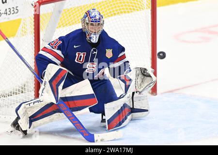 Nick Kempf (31 ans), gardien de l'équipe nationale des États-Unis U-18, observe une rondelle entrante lors d'un match hors compétition de hockey collégial masculin de la NCAA entre l'équipe nationale des États-Unis U-18 et les Fighting Hawks de l'Université du Dakota du Nord au Ralph Engelstad Arena à Grand Forks le samedi 30 décembre 2023. USA U18 a gagné 4-3 en prolongation. Photo de Russell Hons/CSM Banque D'Images