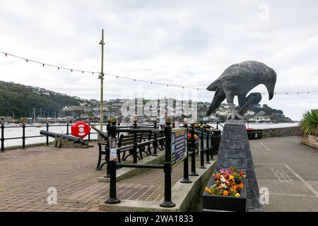 Fowey Cornwall, Rook avec une sculpture de livre sur le quai dans le centre-ville de Fowey, Cornwall, Angleterre, Royaume-Uni, 2023 Banque D'Images