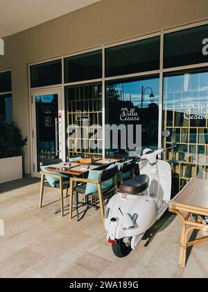 Lustica, Monténégro - 01 novembre 2023 : scooter blanc garé entre les tables près du café Banque D'Images