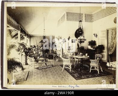 Intérieur de la maison de Paul Sandel à Tandjong Pura, Langkat Sumatra, Heinrich Ernst & Co (attribué à), c. 1900 photographie Bindjai Langkat support photographique. papier. Imprimé albumen carton Tandjong Poera Banque D'Images