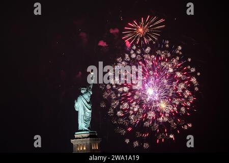 New York, États-Unis. 01 janvier 2024. Vue de la Statue de la liberté dans la ville de New York aux États-Unis lors du feu d'artifice de la Saint-Sylvestre 2024 aux premières heures de ce dimanche 1 janvier 2024. Crédit : Brazil photo Press/Alamy Live News crédit : Brazil photo Press/Alamy Live News Banque D'Images