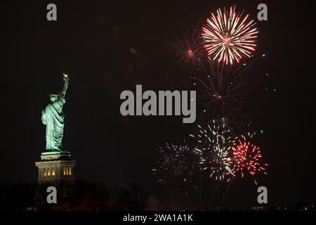 New York, États-Unis. 01 janvier 2024. Vue de la Statue de la liberté dans la ville de New York aux États-Unis lors du feu d'artifice de la Saint-Sylvestre 2024 aux premières heures de ce dimanche 1 janvier 2024. Crédit : Brazil photo Press/Alamy Live News crédit : Brazil photo Press/Alamy Live News Banque D'Images