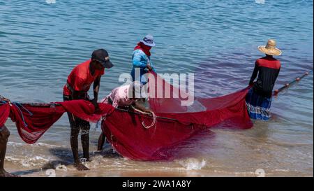 Effort d'équipe : Groupe tirant du filet de pêche à Kalkudah Beach, à l'est du Sri Lanka Banque D'Images
