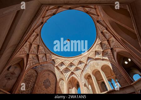 Plafond en dôme avec lucarne ronde ouverte dans l'une des salles de la Maison Tabatabaei, un manoir historique construit vers 1880 à Kashan, Iran. Banque D'Images