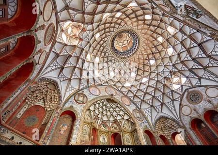 Richement décoré plafond en dôme de la salle principale de Borujerdi House, riche maison traditionnelle persane construite en 1857. Kashan, Iran. Banque D'Images