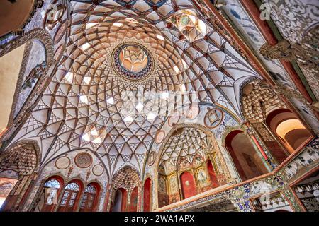 Richement décoré plafond en dôme de la salle principale de Borujerdi House, riche maison traditionnelle persane construite en 1857. Kashan, Iran. Banque D'Images