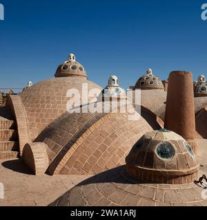 Les dômes de toit du Sultan Amir Ahmad Bathhouse, alias Qasemi Bathhouse, bains publics iraniens traditionnels, qui est maintenant un musée. Kashan, Iran. Banque D'Images