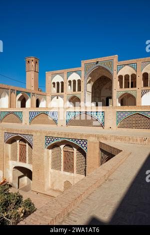 Vue de la porte d'entrée principale de la mosquée Agha Bozorg du 18e siècle à Kashan, Iran. Banque D'Images