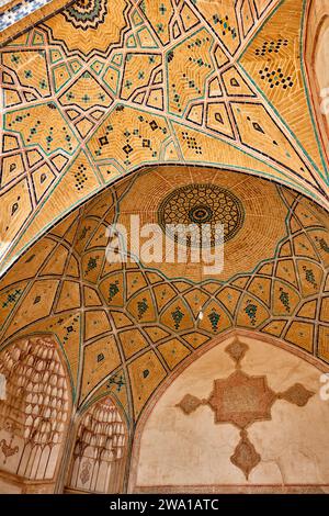 Plafond en dôme décoré dans la porte d'entrée principale de la mosquée Agha Bozorg du 18e siècle à Kashan, Iran. Banque D'Images