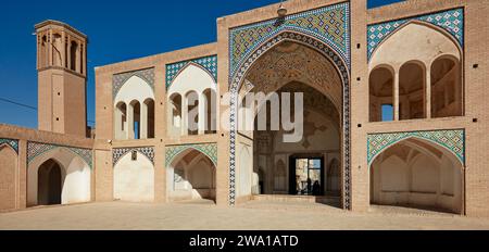 Vue panoramique de la porte d'entrée principale de la mosquée Agha Bozorg du 18e siècle à Kashan, Iran. Banque D'Images