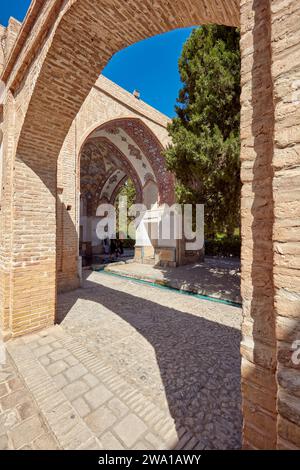 Vue à travers une arche du pavillon Qajar dans le jardin fin (Bagh-e fin), le plus ancien (1590) jardin persan existant en Iran. Kashan, Iran. Banque D'Images