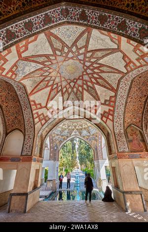 Plafond richement peint du pavillon Qajar dans le jardin fin (Bagh-e fin), le plus ancien (1590) jardin perse existant en Iran. Kashan, Iran. Banque D'Images