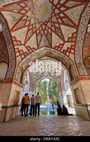 Touristes dans le pavillon Qajar dans le jardin fin (Bagh-e fin), le plus ancien (1590) jardin perse en Iran et site du patrimoine mondial de l'UNESCO. Kashan, Iran. Banque D'Images