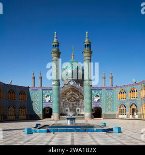 Vue panoramique du sanctuaire Imamzadeh Mohammed Helal bin Ali et de sa cour à Aran o Bidgol, Iran. Banque D'Images