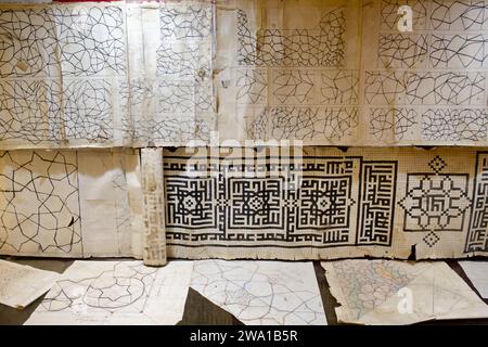 Dessins arabesques originaux utilisés dans la décoration en tuile et stuc de la maison Taj, manoir historique du 19e siècle à Kashan, Iran. Banque D'Images